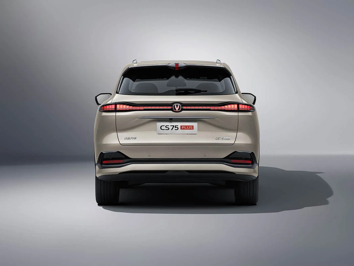 Changan CS75 PLUS 1.5T/2.0T кампактны пазадарожнік з L2.5 Assist, 15.6" сэнсарным экранам і доўгай колавай базай