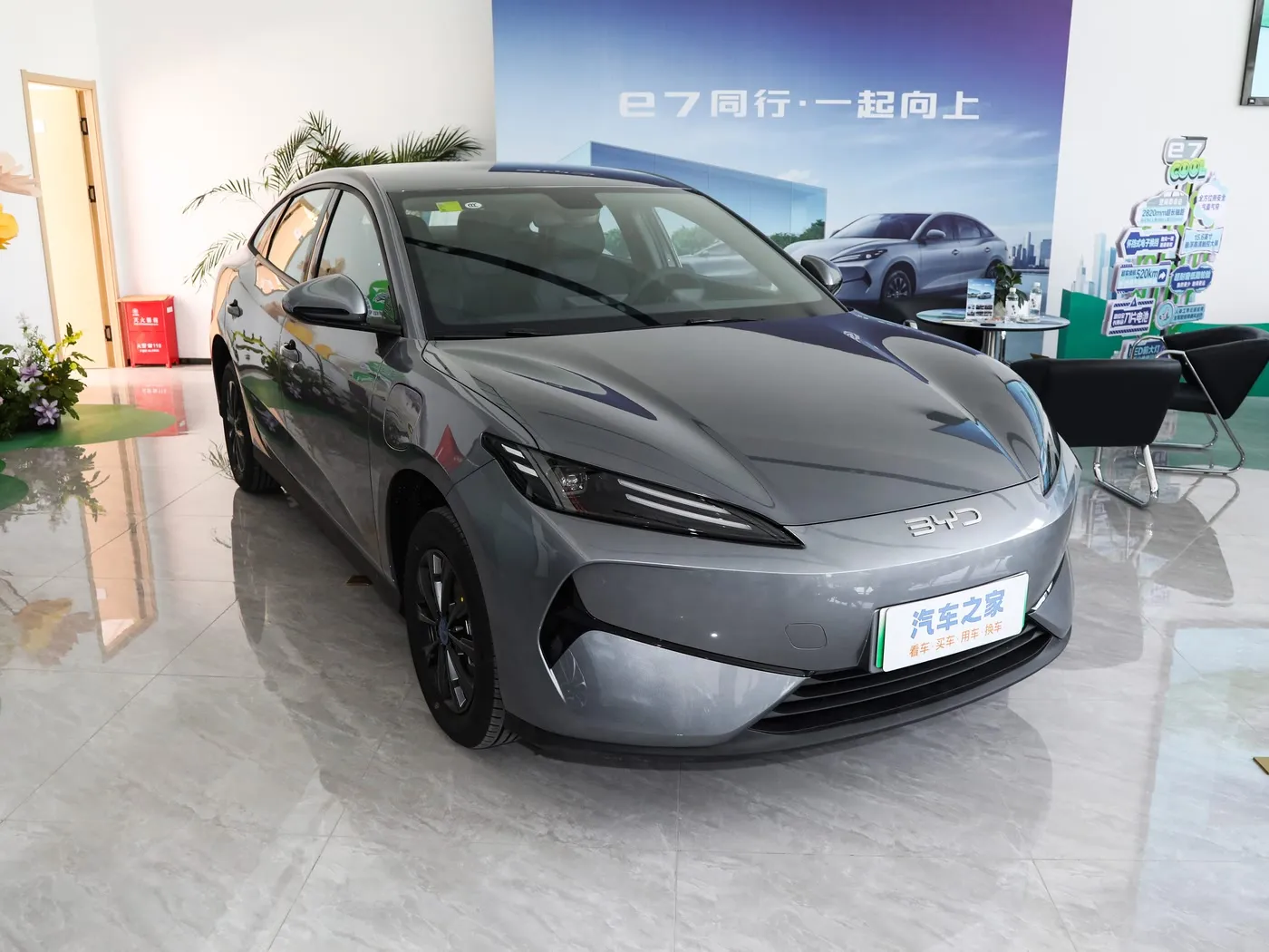 Новая мадэль BYD E7 EV, 5-мясцовы электрамабіль, максімальная хуткасць 136 к.с., 180 Нм, 150 км/г