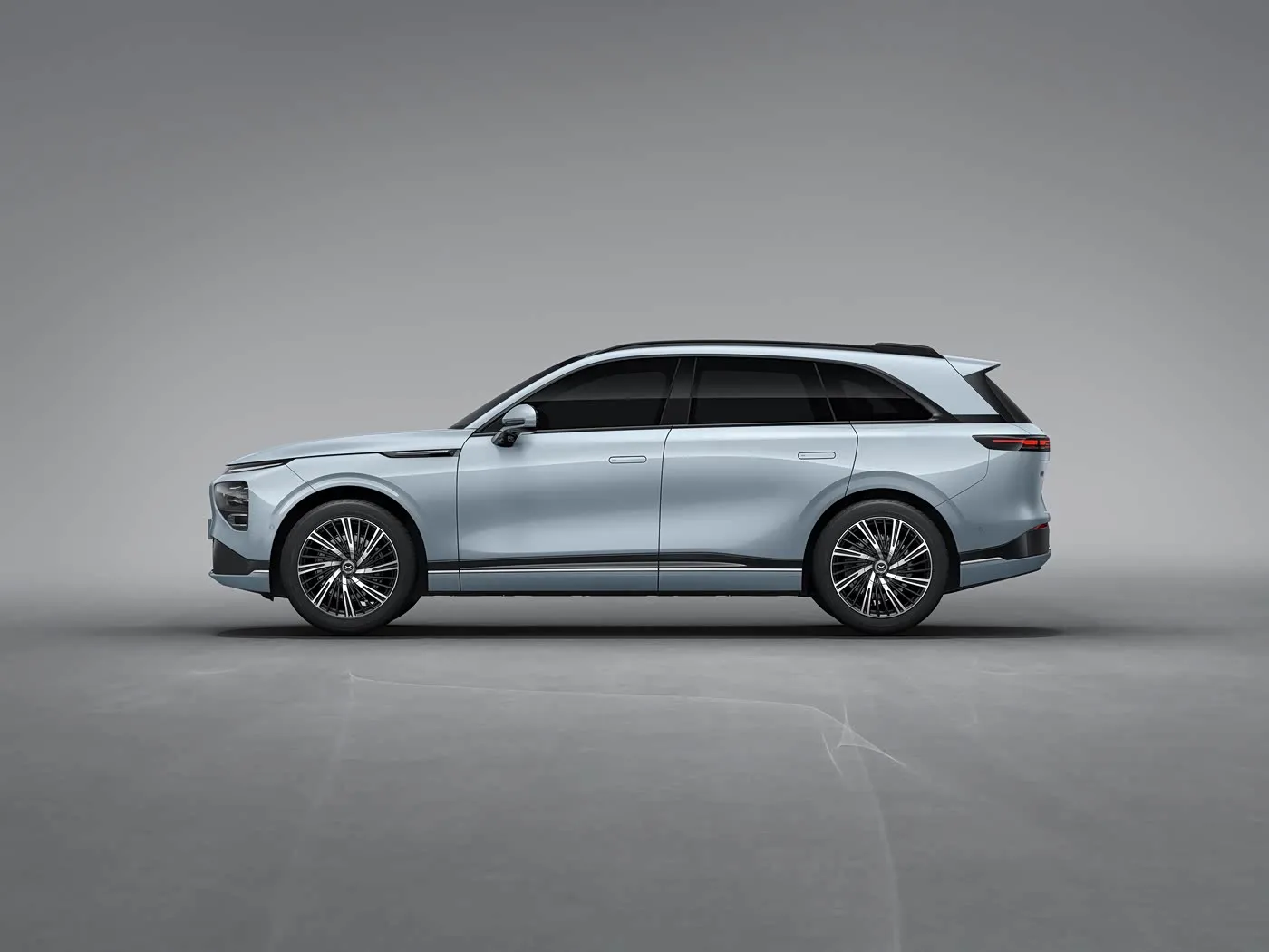 Раскошны 4-дзвярны 5-мясцовы пазадарожнік Xpeng G9, электрамабіль New Energy MPV Хэтчбэк з рэжымам 4WD Drive Power PHEV і рухавіком EV злева
