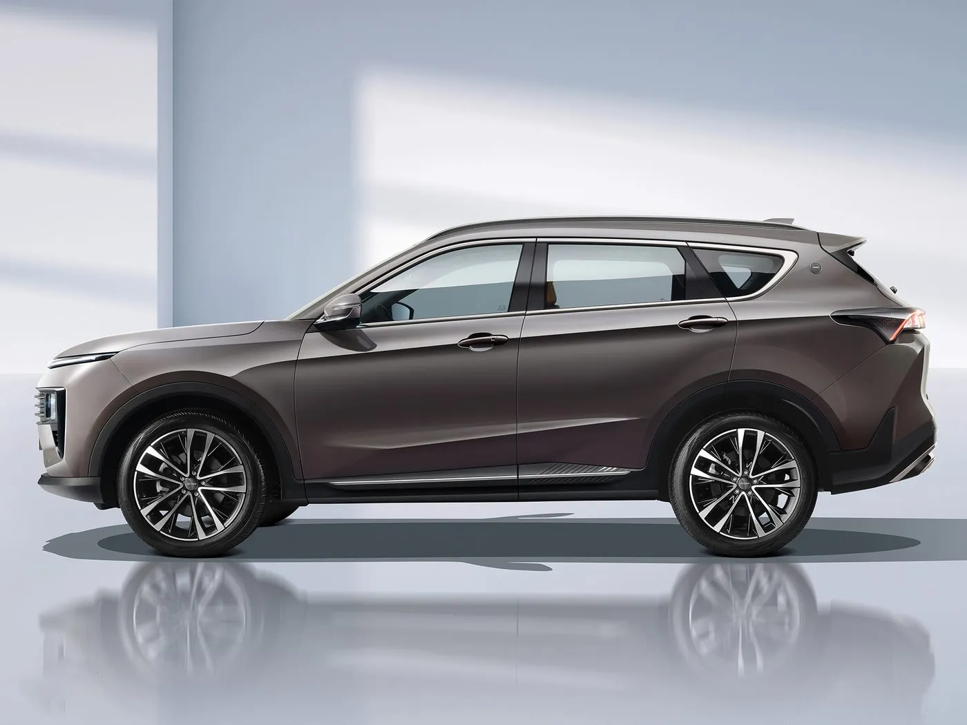 Абсалютна новы пазадарожнік Chery Jetour X70 PLUS, аўтаматычны прывад, скураныя сядзенні са сплаву даху і выкідаў Euro VI.