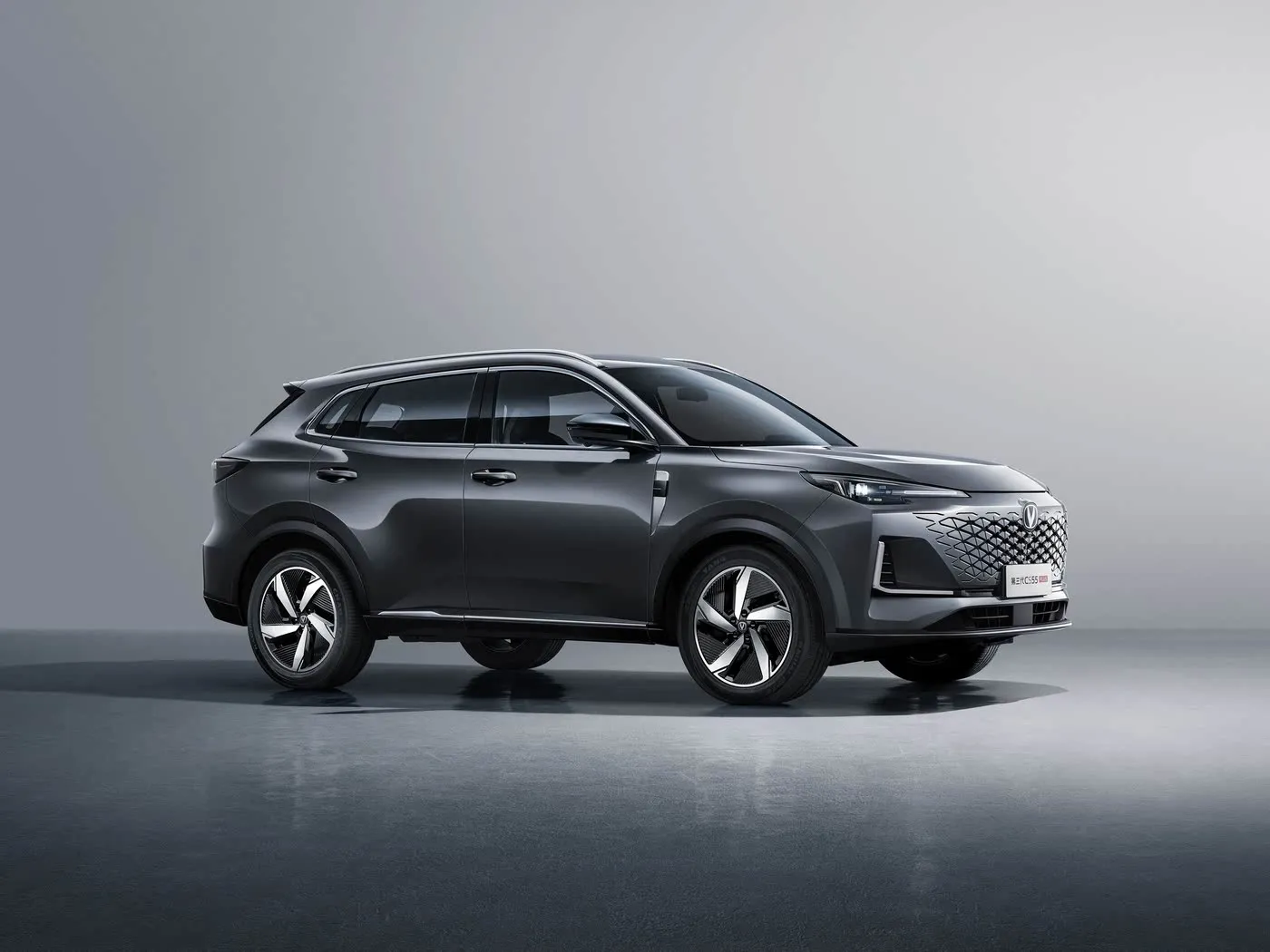 Кампактны пазадарожнік Changan CS55 PLUS, максімальная хуткасць 190 км/г, камера 360°, двухзонны кандыцыянер і аздабленне JBL Audio Premium