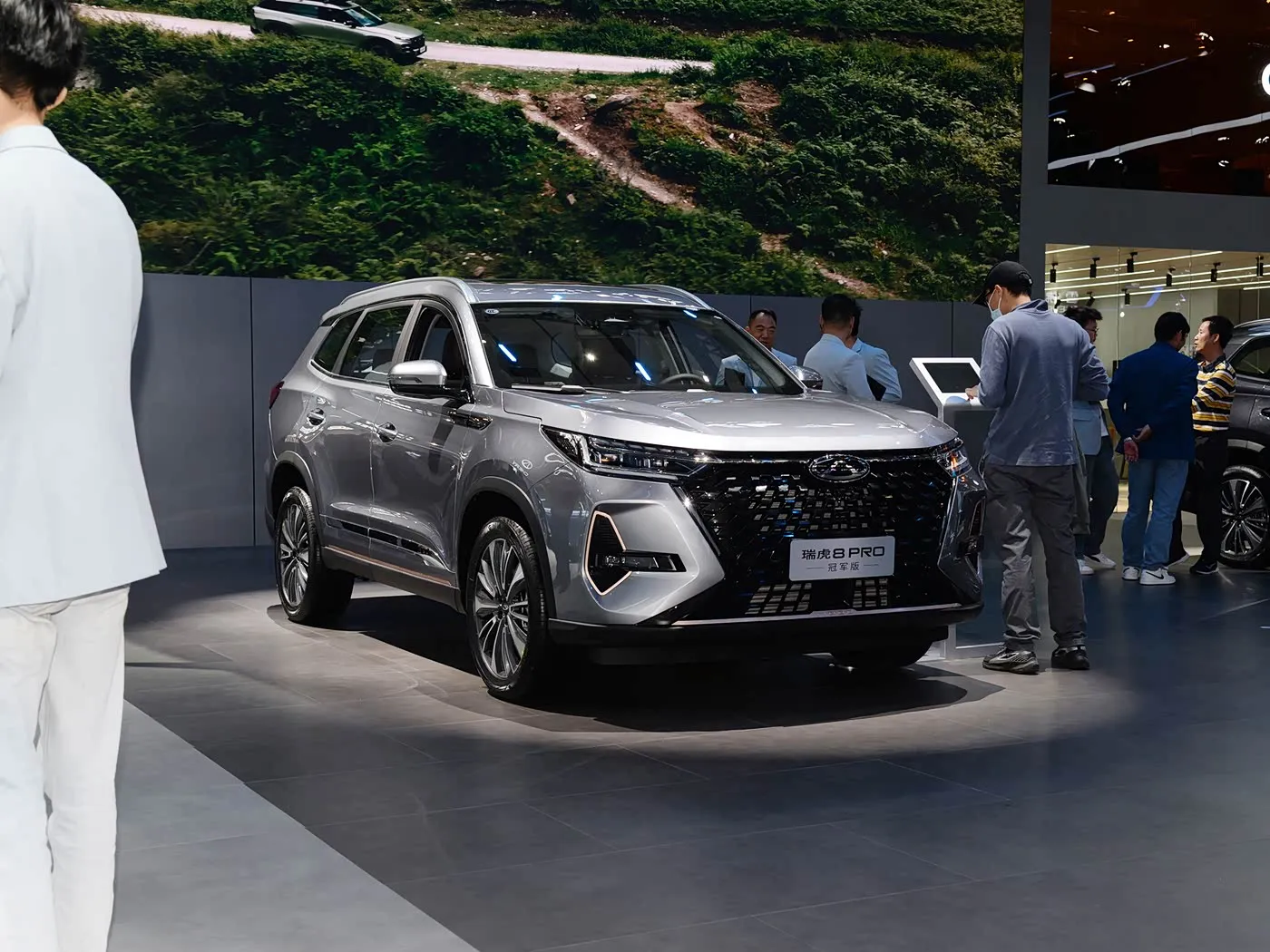 Chery Tiggo 8 Pro Luxury Family SUV Аўтаматычная каробка перадач Камера задняга выгляду R18 Левы Бензін Цёмныя скураныя сядзенні Euro VI Выкіды AWD