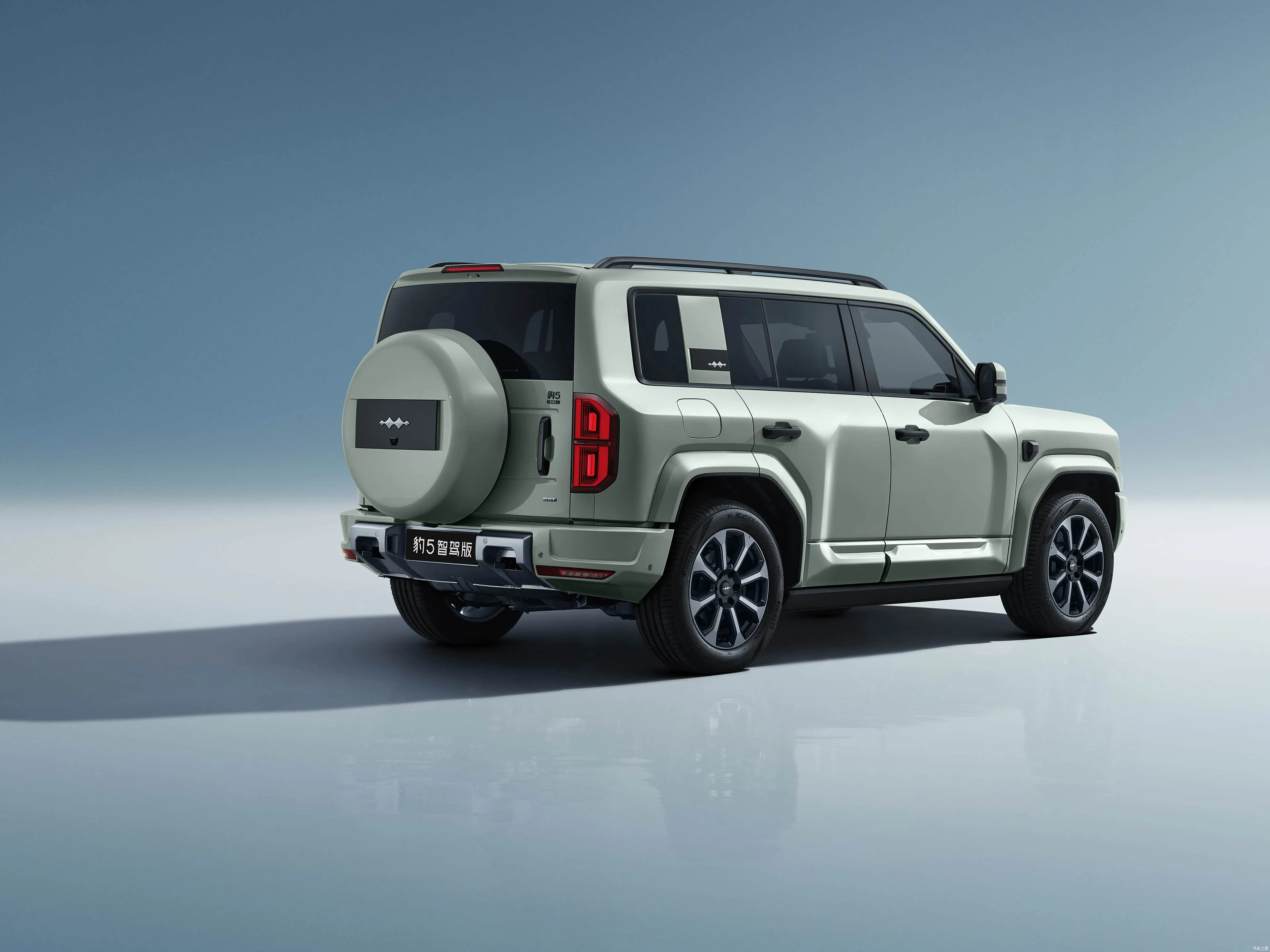 Пазадарожны пазадарожнік прэміум-класа BYD Leopard 5 Hybrid PHEV з 15,6-цалевым экранам, поўным прывадам, поўным прывадам, 83-літровым паліўным бакам