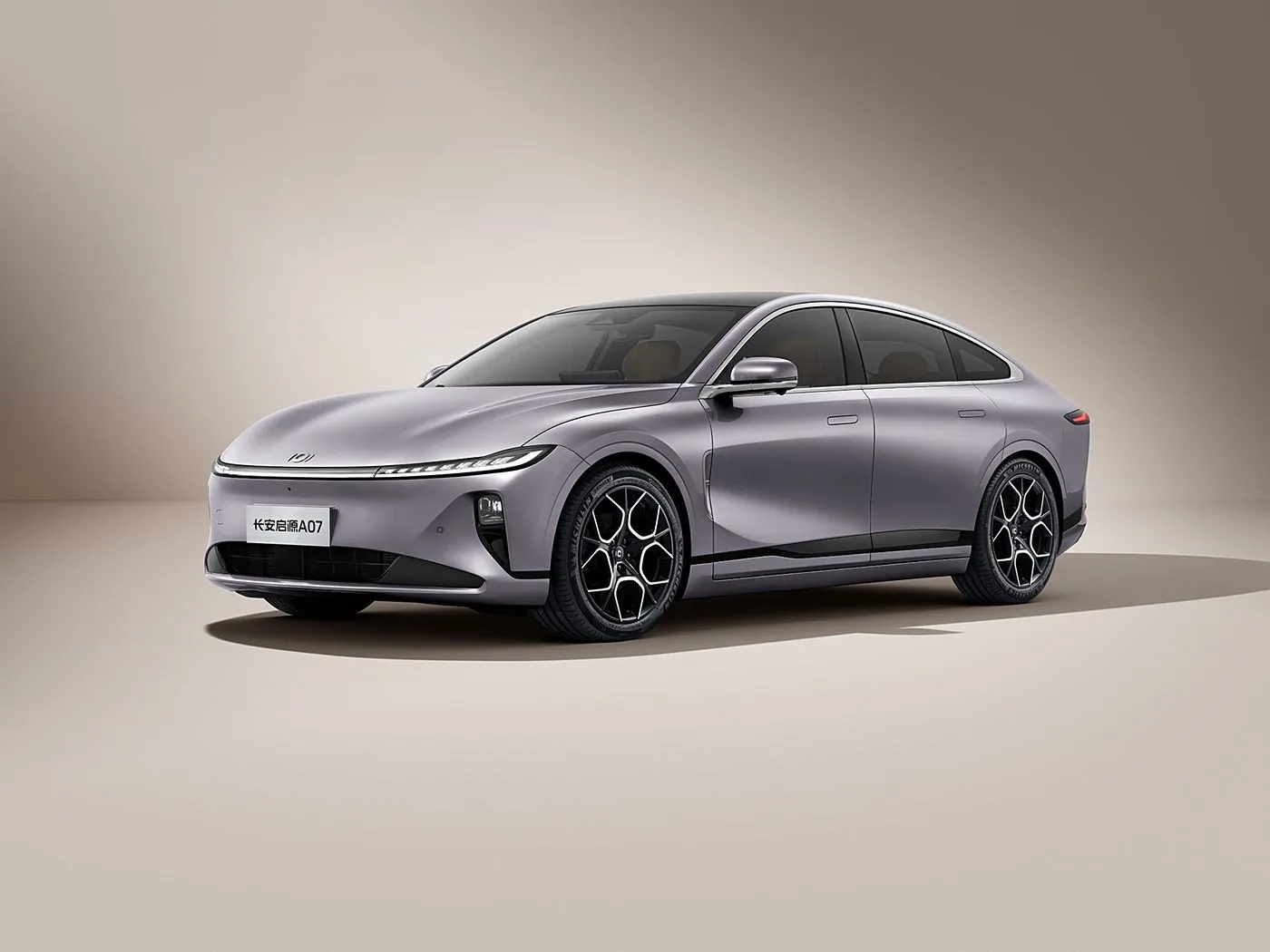 Changan Qiyuan A07 Hybrid EV Sedan New Energy Vehicle з Кітая Аўтаматычная каробка перадач з запасам ходу 1200 км 5 месцаў Хуткасць 175 км/г R19 Памер шын