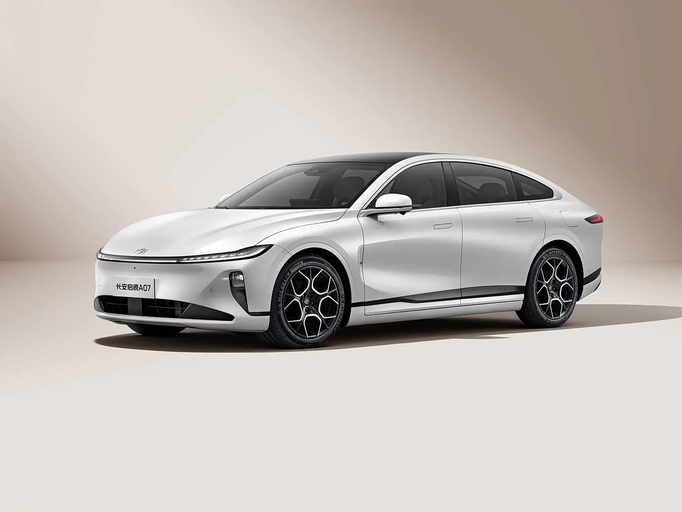 Changan Qiyuan A07 Hybrid EV Sedan New Energy Vehicle з Кітая Аўтаматычная каробка перадач з запасам ходу 1200 км 5 месцаў Хуткасць 175 км/г R19 Памер шын