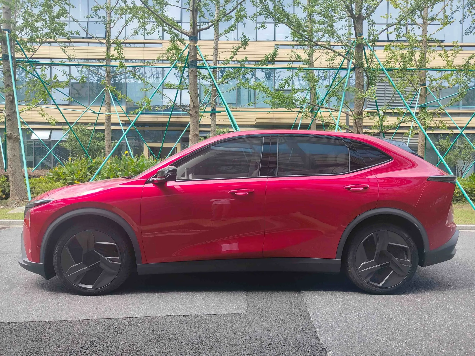 LEV01 Пазадарожнік з правым рулём НОВЫ ЭНЕРГЕТЫЧНЫ АВТОМАБІЛЬ EV Колавая база вялікай далёкасці 5 месцаў