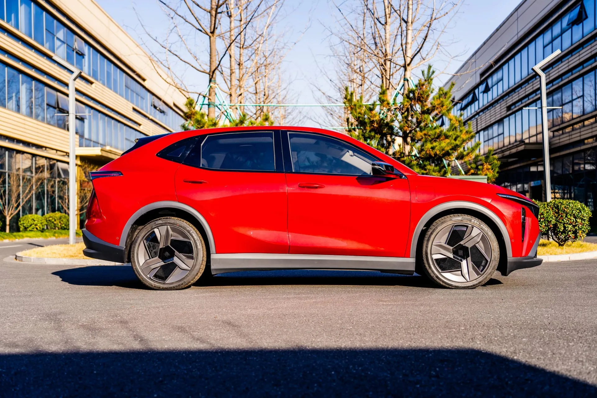 LEV01 Пазадарожнік з правым рулём НОВЫ ЭНЕРГЕТЫЧНЫ АВТОМАБІЛЬ EV Колавая база вялікай далёкасці 5 месцаў
