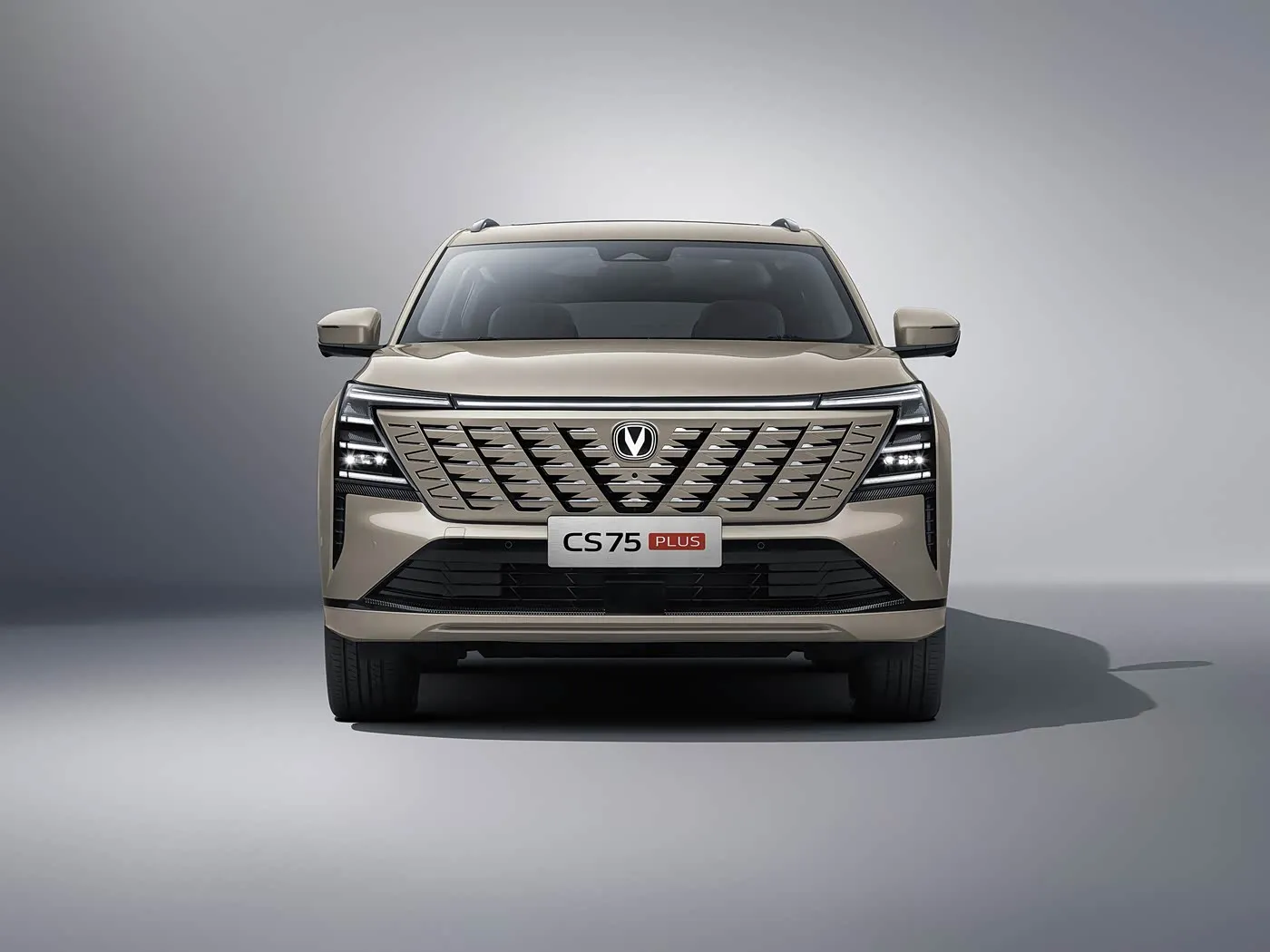 Changan CS75 PLUS 1.5T/2.0T кампактны пазадарожнік з L2.5 Assist, 15.6" сэнсарным экранам і доўгай колавай базай