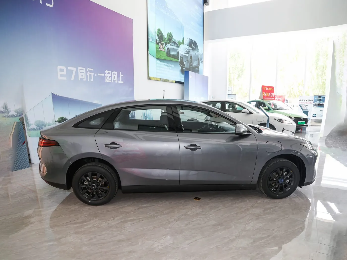Новая мадэль BYD E7 EV, 5-мясцовы электрамабіль, максімальная хуткасць 136 к.с., 180 Нм, 150 км/г