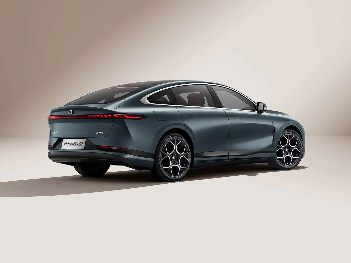 Changan Qiyuan A07 Hybrid EV Sedan New Energy Vehicle з Кітая Аўтаматычная каробка перадач з запасам ходу 1200 км 5 месцаў Хуткасць 175 км/г R19 Памер шын