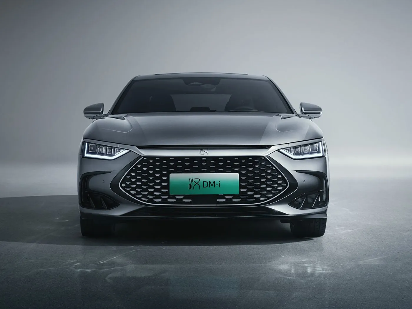 Раскошны седан BYD Han EV/DM-i з падвойным рухавіком і найноўшай тэхналогіяй NEW ENERGE