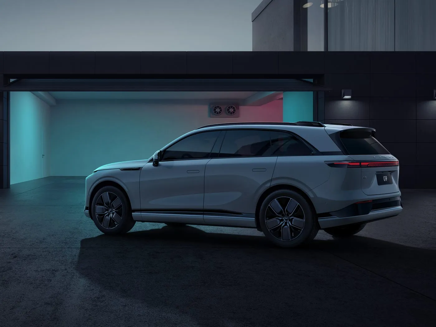 Раскошны 4-дзвярны 5-мясцовы пазадарожнік Xpeng G9, электрамабіль New Energy MPV Хэтчбэк з рэжымам 4WD Drive Power PHEV і рухавіком EV злева