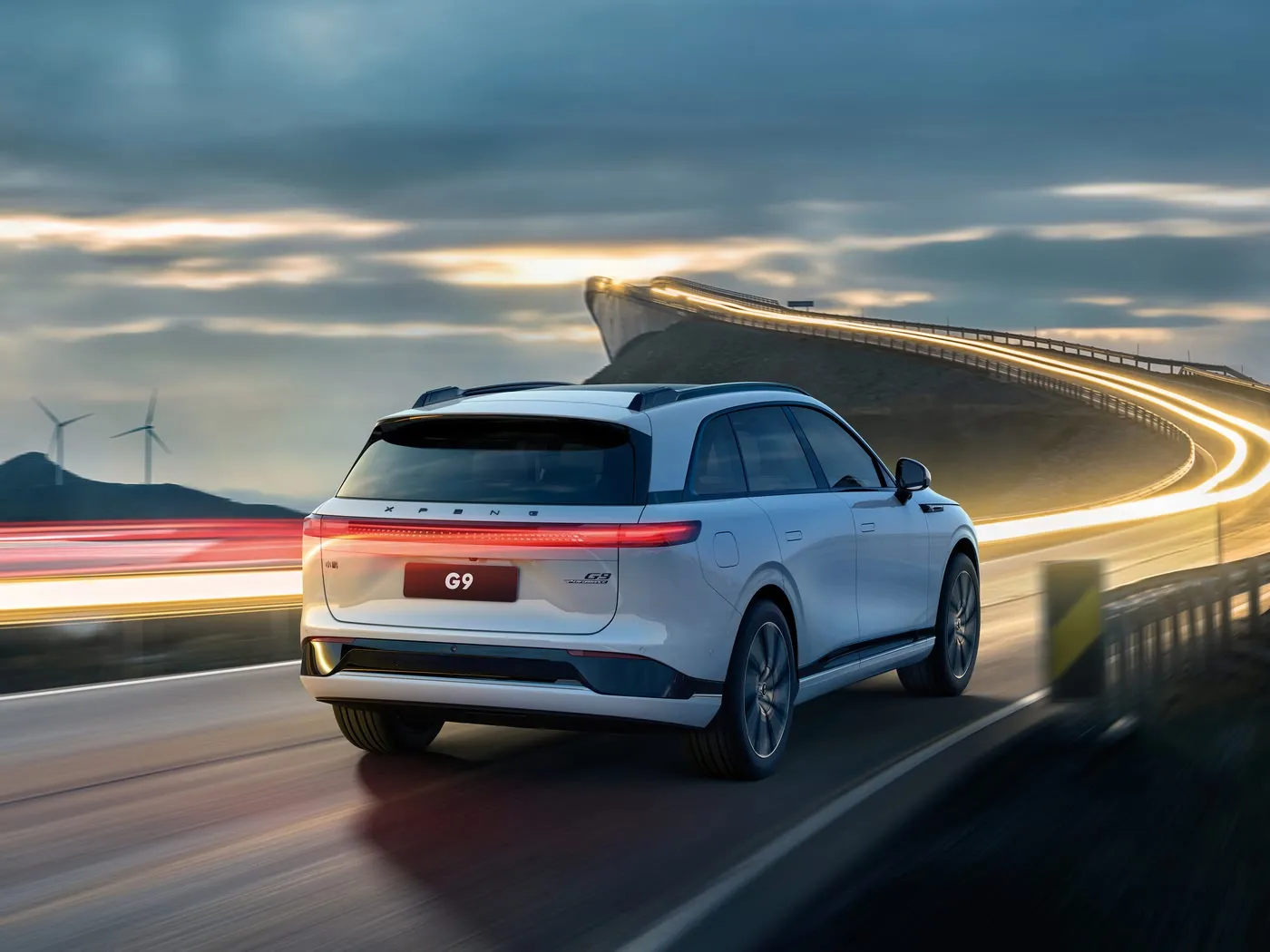 Раскошны 4-дзвярны 5-мясцовы пазадарожнік Xpeng G9, электрамабіль New Energy MPV Хэтчбэк з рэжымам 4WD Drive Power PHEV і рухавіком EV злева