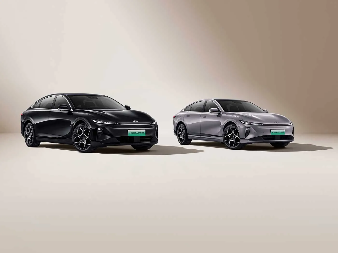 Changan Qiyuan A07 Hybrid EV Sedan New Energy Vehicle з Кітая Аўтаматычная каробка перадач з запасам ходу 1200 км 5 месцаў Хуткасць 175 км/г R19 Памер шын
