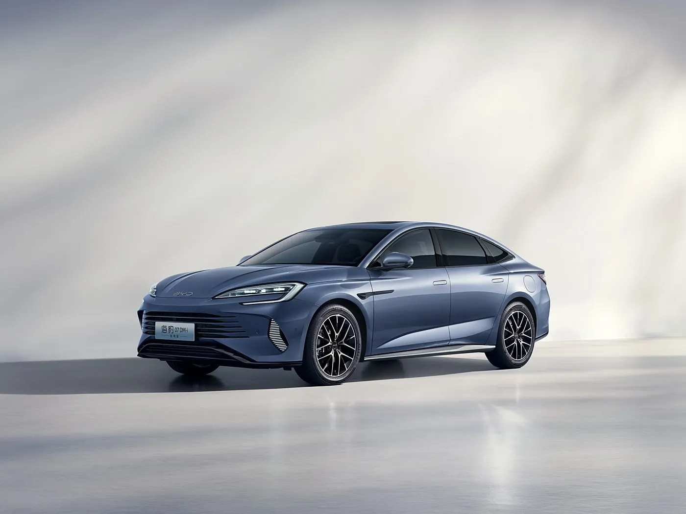 BYD Seal 07 DM-i, электрычны пазадарожнік, высакахуткасны аўтаматычны седан з электрарухавіком, 4-мясцовы левы руль, асаблівасці новага энергетычнага аўтамабіля