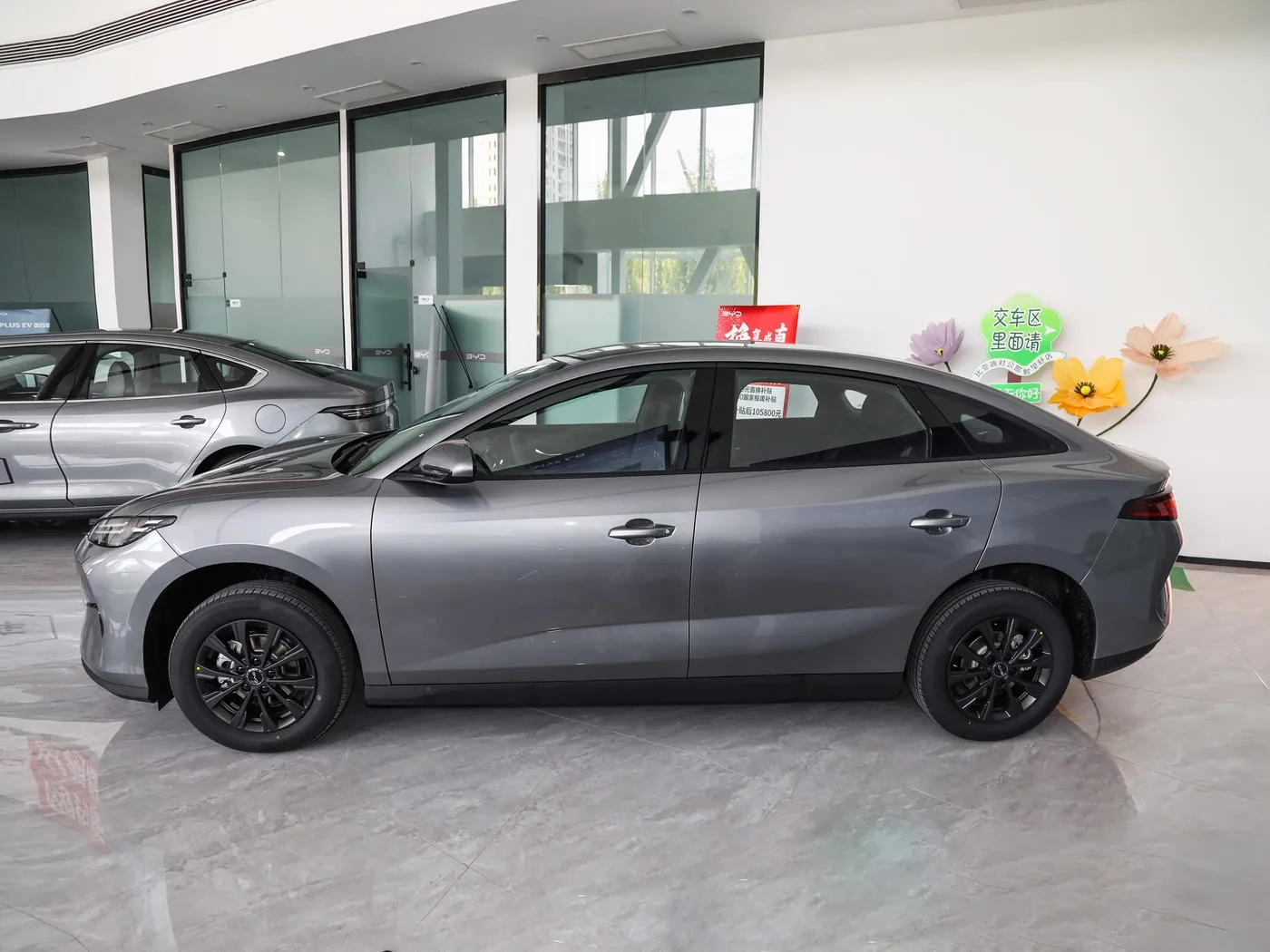 Новая мадэль BYD E7 EV, 5-мясцовы электрамабіль, максімальная хуткасць 136 к.с., 180 Нм, 150 км/г