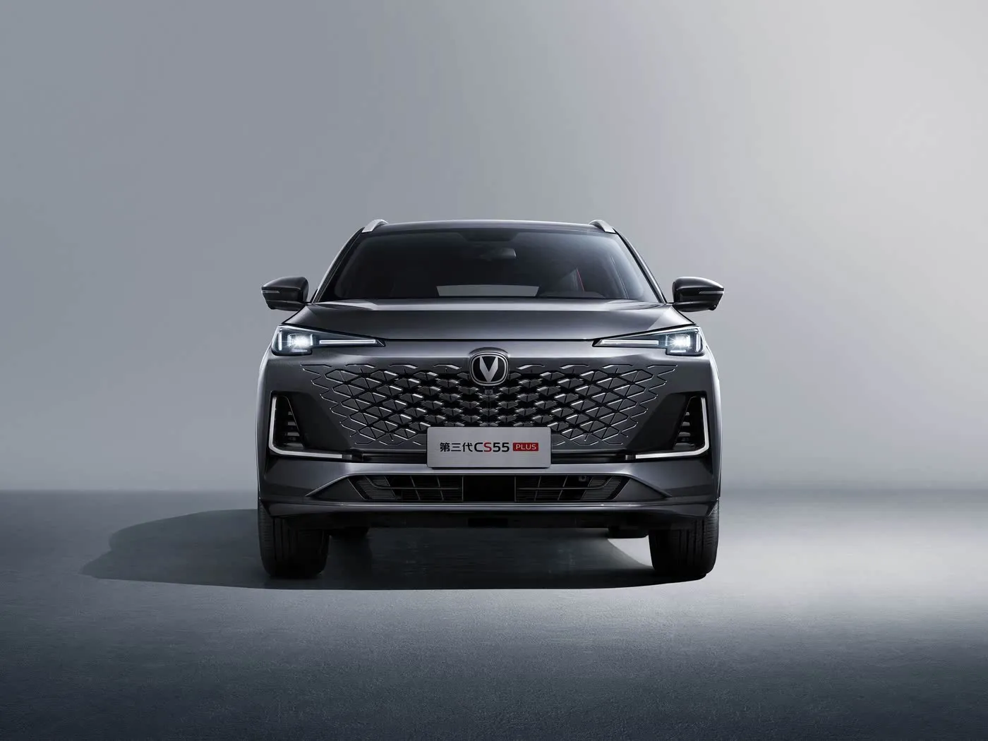 Кампактны пазадарожнік Changan CS55 PLUS, максімальная хуткасць 190 км/г, камера 360°, двухзонны кандыцыянер і аздабленне JBL Audio Premium