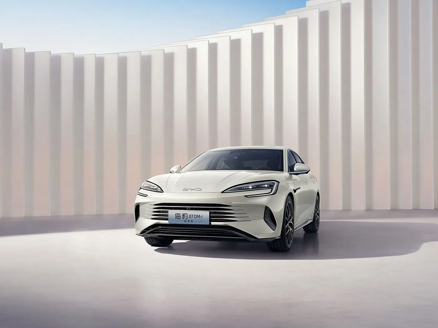 BYD Seal 07 DM-i, электрычны пазадарожнік, высакахуткасны аўтаматычны седан з электрарухавіком, 4-мясцовы левы руль, асаблівасці новага энергетычнага аўтамабіля