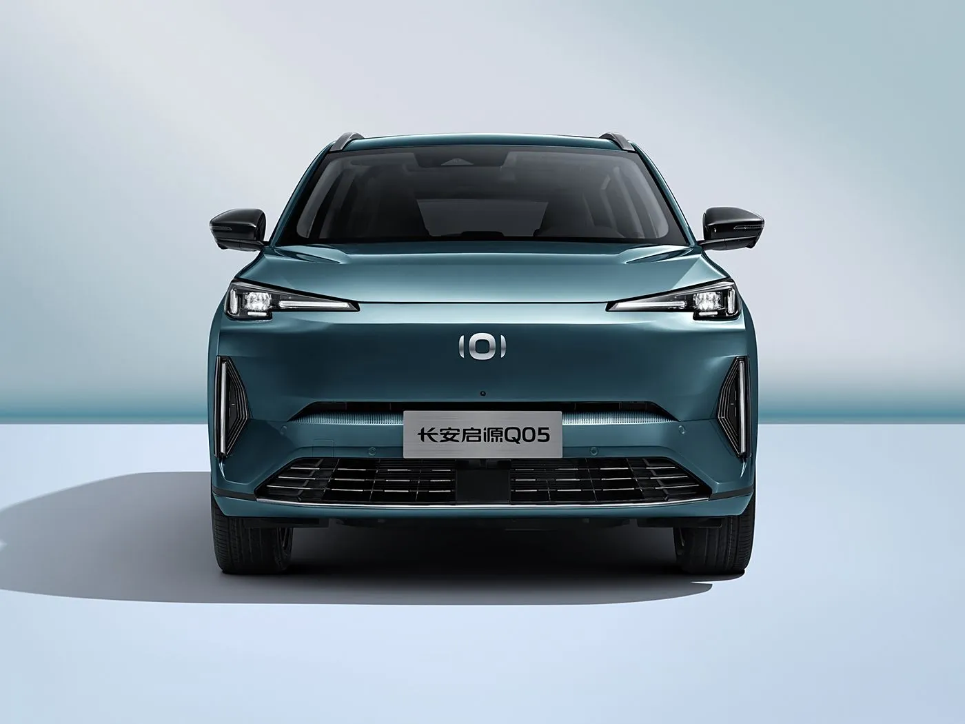 Гібрыдны электрычны пазадарожнік Changan NEVO Q05, 5-дзвярны, 5-мясцовы скураны салон злева