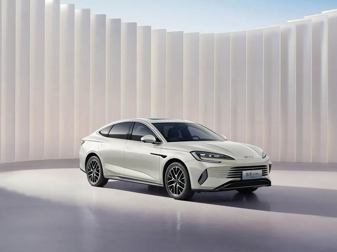BYD Seal 07 DM-i, электрычны пазадарожнік, высакахуткасны аўтаматычны седан з электрарухавіком, 4-мясцовы левы руль, асаблівасці новага энергетычнага аўтамабіля