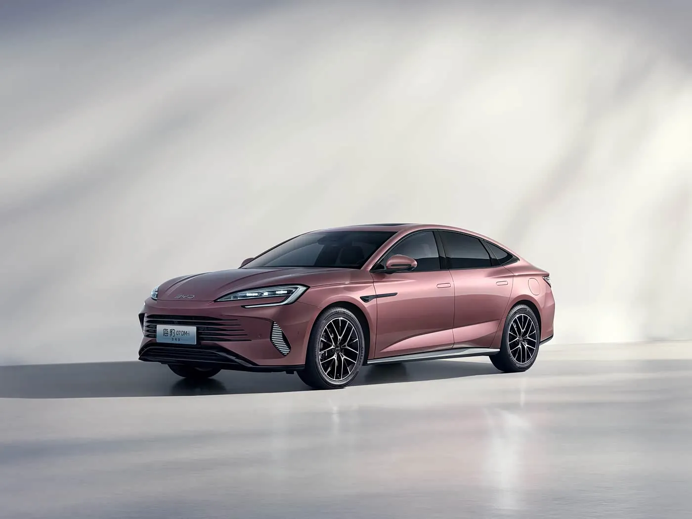 BYD Seal 07 DM-i, электрычны пазадарожнік, высакахуткасны аўтаматычны седан з электрарухавіком, 4-мясцовы левы руль, асаблівасці новага энергетычнага аўтамабіля