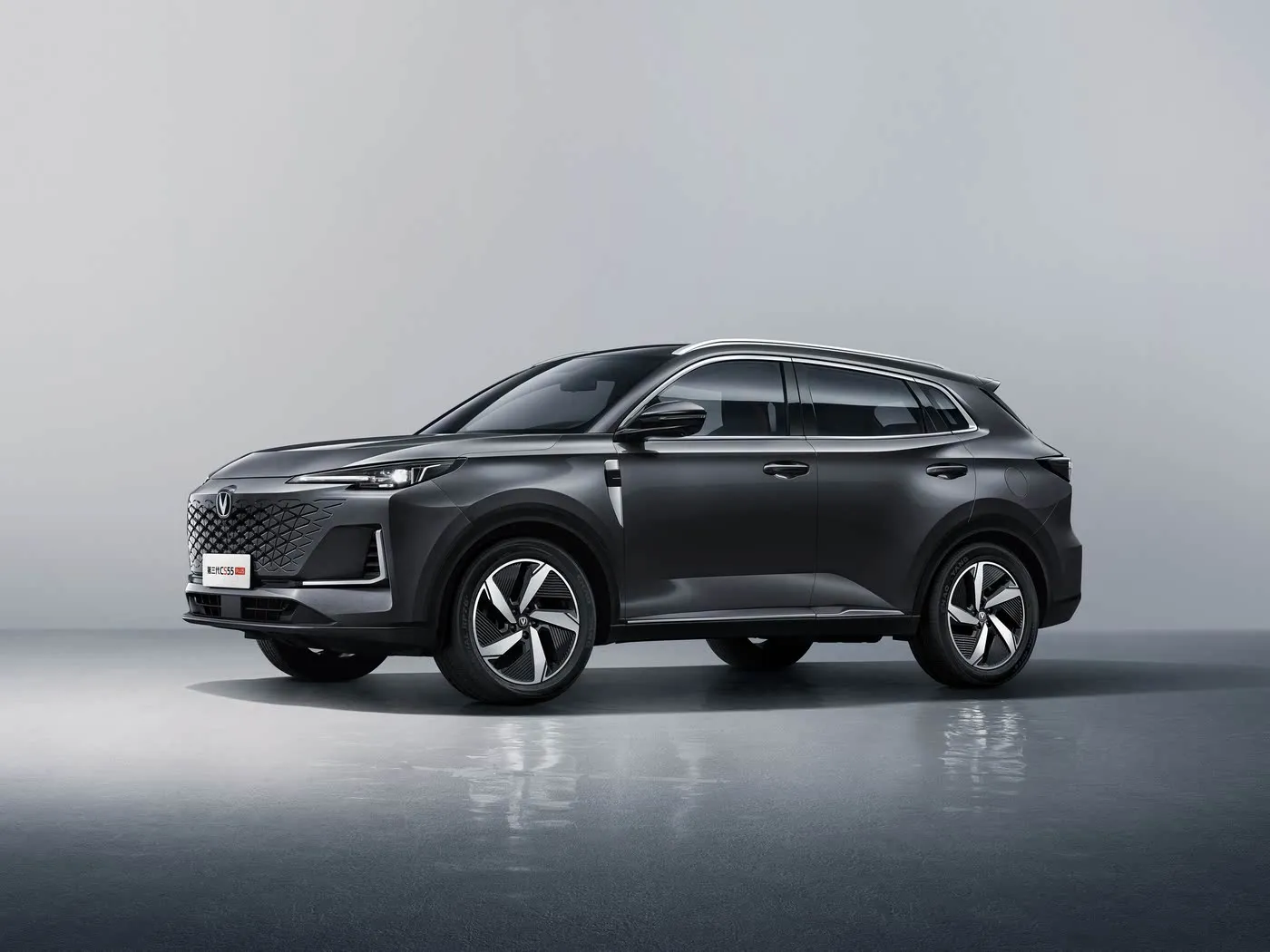 Кампактны пазадарожнік Changan CS55 PLUS, максімальная хуткасць 190 км/г, камера 360°, двухзонны кандыцыянер і аздабленне JBL Audio Premium