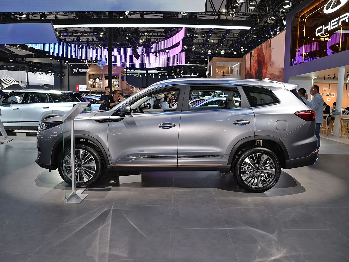 Chery Tiggo 8 Pro Luxury Family SUV Аўтаматычная каробка перадач Камера задняга выгляду R18 Левы Бензін Цёмныя скураныя сядзенні Euro VI Выкіды AWD