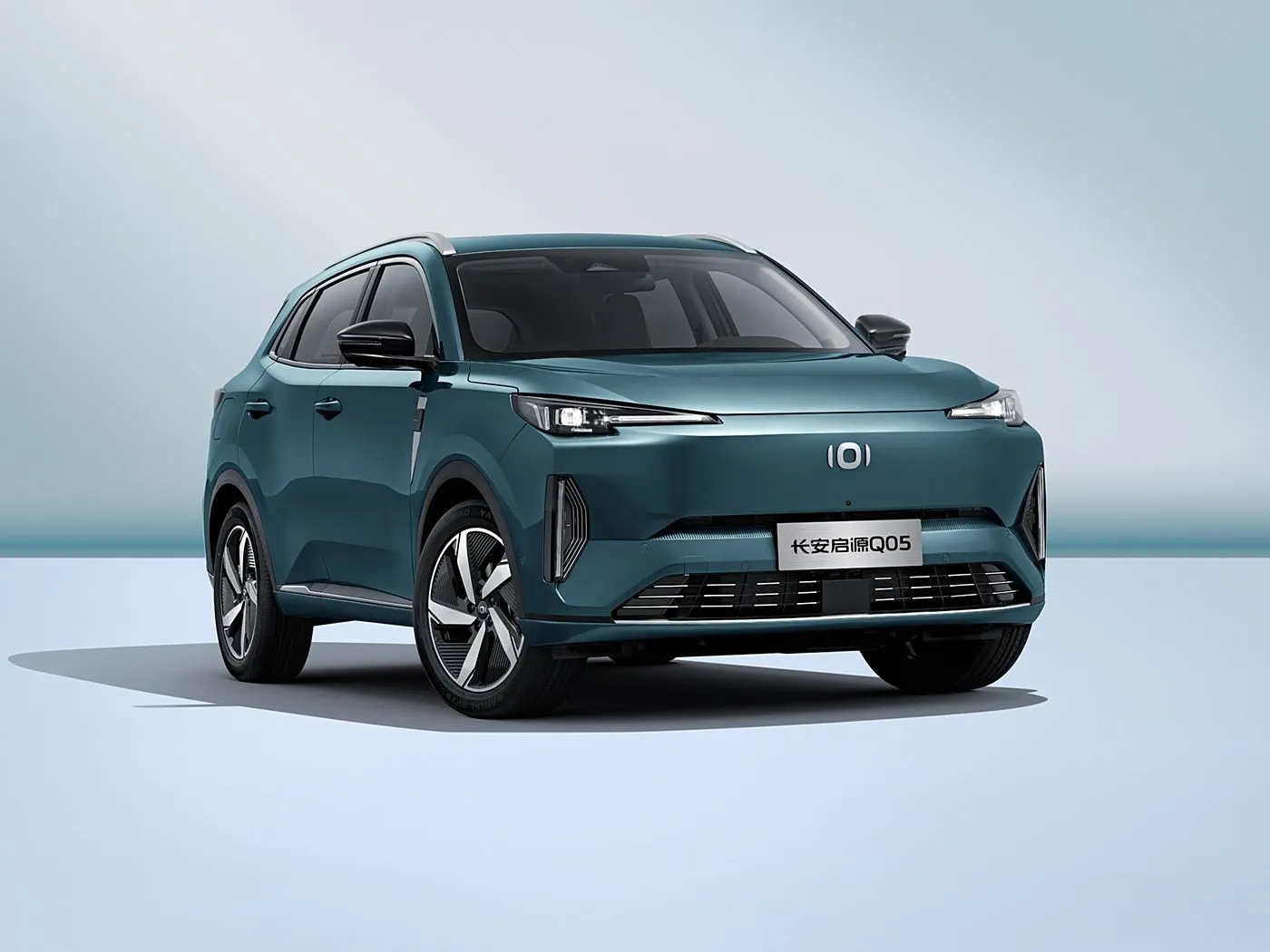 Гібрыдны электрычны пазадарожнік Changan NEVO Q05, 5-дзвярны, 5-мясцовы скураны салон злева