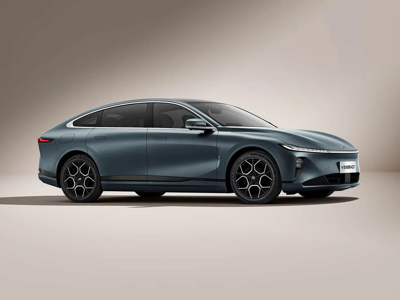 Changan Qiyuan A07 Hybrid EV Sedan New Energy Vehicle з Кітая Аўтаматычная каробка перадач з запасам ходу 1200 км 5 месцаў Хуткасць 175 км/г R19 Памер шын