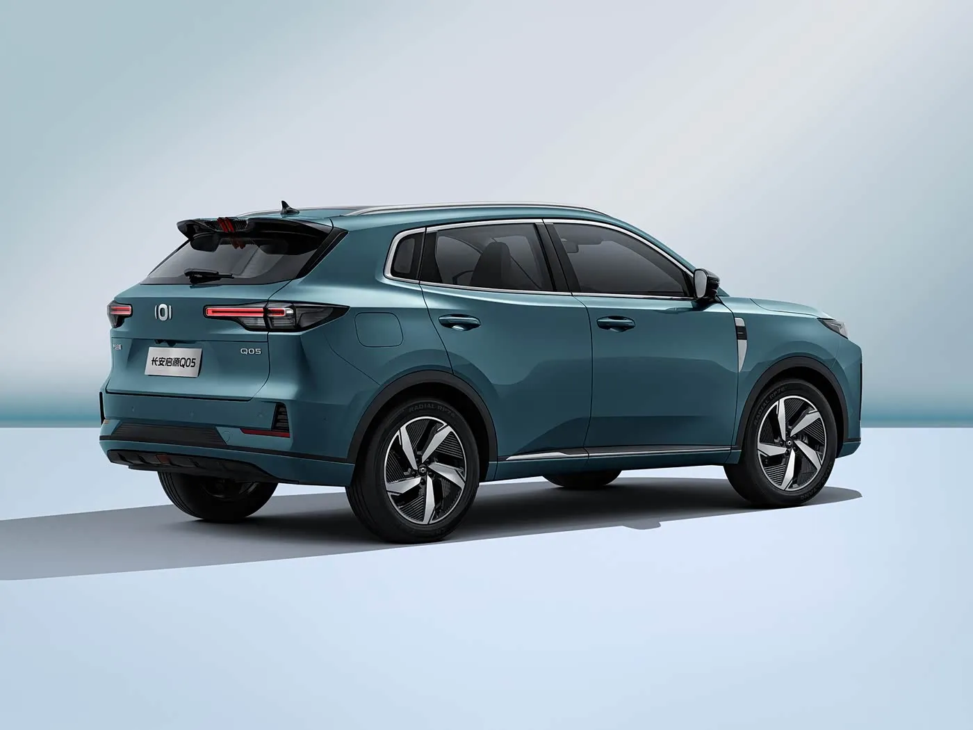 Гібрыдны электрычны пазадарожнік Changan NEVO Q05, 5-дзвярны, 5-мясцовы скураны салон злева