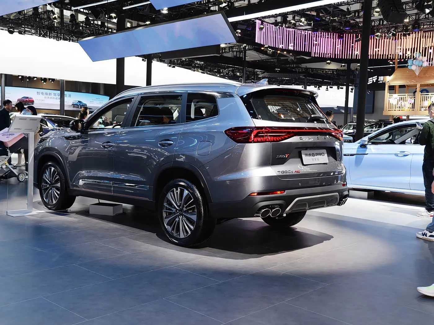 Chery Tiggo 8 Pro Luxury Family SUV Аўтаматычная каробка перадач Камера задняга выгляду R18 Левы Бензін Цёмныя скураныя сядзенні Euro VI Выкіды AWD