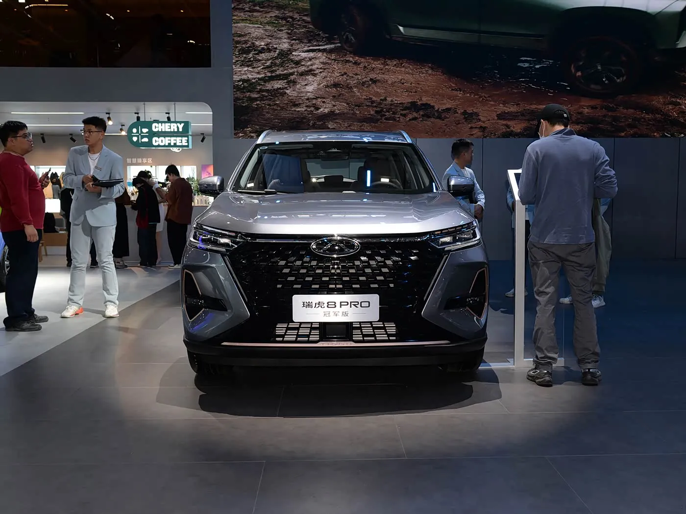 Chery Tiggo 8 Pro Luxury Family SUV Аўтаматычная каробка перадач Камера задняга выгляду R18 Левы Бензін Цёмныя скураныя сядзенні Euro VI Выкіды AWD