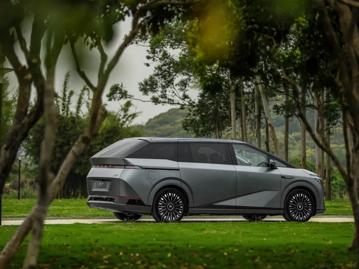 Xpeng X9 Long Range MPV SUV Чысты электрычны левы руль Канкурэнтаздольная цана Новы энергетычны аўтамабіль