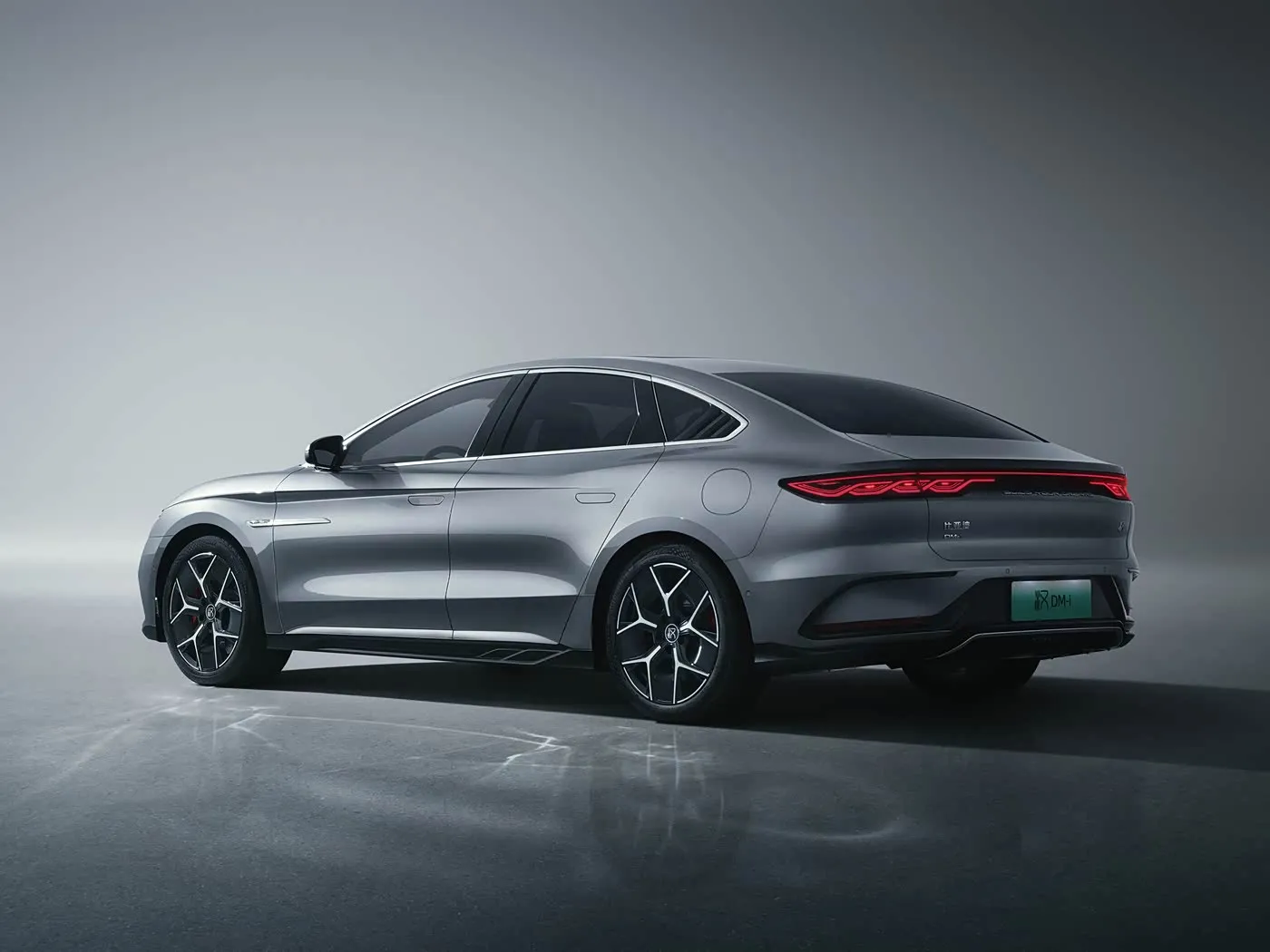 Раскошны седан BYD Han EV/DM-i з падвойным рухавіком і найноўшай тэхналогіяй NEW ENERGE